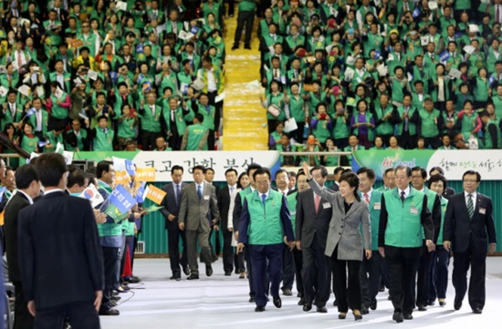 박근혜 대통령이 지난해 10월 20일 `2013 전국새마을지도자대회`에 참석, 전국에서 모인 새마을지도자들에게 손을 흔들며 인사하고 있다.