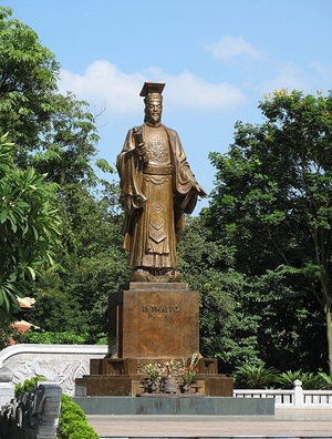 화산 이씨의 시조인 이공온의 동상. 베트남 하노이에 있다. 이공온은 고려에 귀화한 이용상의 조상이다. 
