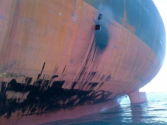 부산환경운동연합은 부산 앞바다에서 발생한 기름유출사고는 인재라고 밝혔다. 사고선박에서 기름 유출을 막기 위해 연료탱크의 구멍을 메운 모습.