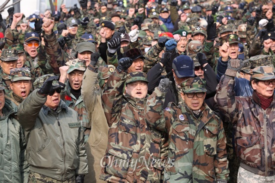  전국 80여개 지회에서 모인 고엽제전우회 회원들이 2월 17일 경기도 수원 수원지방법원 앞에서 내란음모죄 혐의로 법원의 선고를 앞둔 이석기 통합진보당 의원의 유죄판결을 촉구하는 집회를 열고 있다.