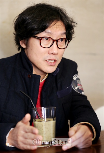  영화<수상한 그녀>의 황동혁 감독이 11일 오후 서울 통인동의 한 카페에서 오마이스타와 인터뷰를 하며 작품에 대한 질문에 답하고 있다. 