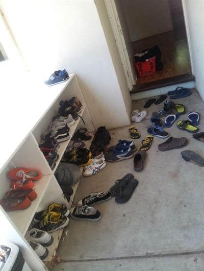 기자가 일했던 농장 셰어하우스 현관 모습. 성인 6명이 살 집이었는데 12명이 함께 살았다. 신발장에는 수납 공간이 부족했다.