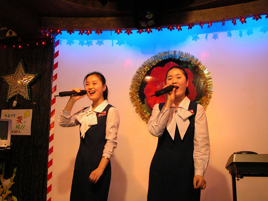 북한음식점 종업원들은 서빙과 공연을 같이 한다. 베이징 한 음식점에서 공연하는 모습. 