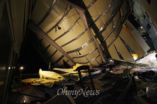 경북 경주 마우나오션리조트에 있는 체육관의 지붕이 무너져 10명이 사망하는 참사가 발생했다. 사진은 무너진 체육관 내부.
