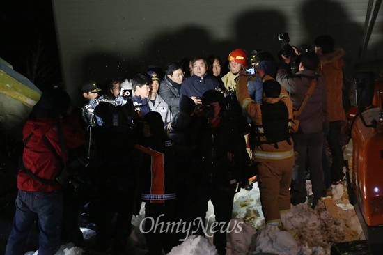 18일 오전 경북 경주 마우나오션리조트 내 체육관에서 쌓인 눈의 무게로 지붕이 무너져 부산외대 신입생 환영회 도중 사상자가 발생한 사고현장에서 수색작업을 펼치고 있는 가운데 유정복 행자부 장관이 방문하고 있다.