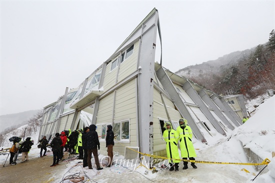 18일 오전 경북 경주 마우나오션리조트 내 체육관이 지붕이 무너져 내리면서 기둥 전체가 휘어졌다. 전날 부산외대 신입생 환영회 도중 지붕이 무너져 사상자가 발생했다.
