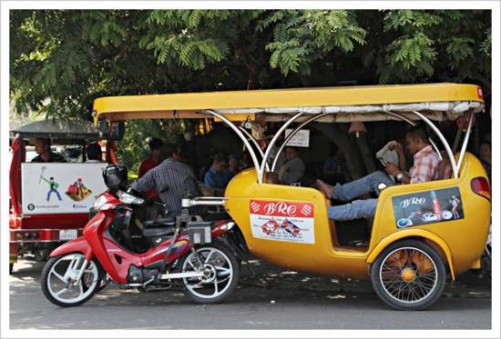 최근 미터기 택시의 등장과 더불어 기름값 상승으로 요금이 올라 현지인 고객수가 크게 줄자, 프놈펜을 찾는 외국인관광객 수요를 잡기 위해 '툭툭'이 새로운 변신을 시도하고 있다. 
