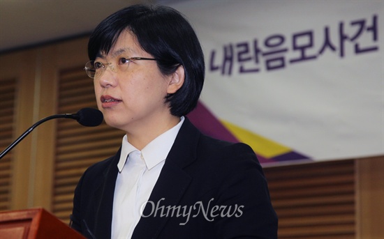  이정희 통합진보당 대표가 박근혜 대통령의 독일 방문에 맞춰 '적극적인 평화공세와 통일제안'을 촉구했다. 사진은 이 대표가 지난 2월 18일 국회 의원회관에서 내란음모사건 선고 결과에 대한 입장발표 기자회견을 하고 있는 모습. 