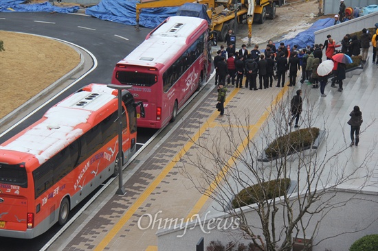 경주 마우나오션리조트 체육관 붕괴 참사로 10명이 사망한 가운데, 부산외국어대학교 총학생회가 마련한 오리엔테이션에 참석했던 학생들이 18일 오후 버스를 타고 학교에 도착했다.