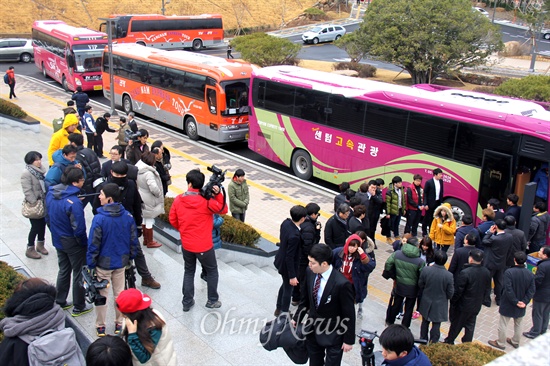 경주 마우나오션리조트 체육관 붕괴 참사로 10명이 사망한 가운데, 부산외국어대학교 총학생회가 마련한 오리엔테이션에 참석했던 학생들이 18일 오후 버스를 타고 학교에 도착했다.