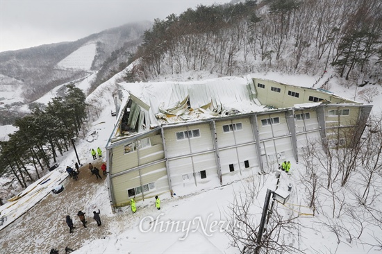 부산외대 신입생 환영회 도중 붕괴된 경북 경주 마우나오션리조트 체육관의 모습.