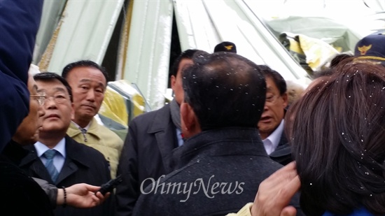 김태환 행정안정위원장을 비롯한 13명의 국회의원들이 18일 오후 마우나리조트 사고현장을 찾아 둘러보고 이있다.
