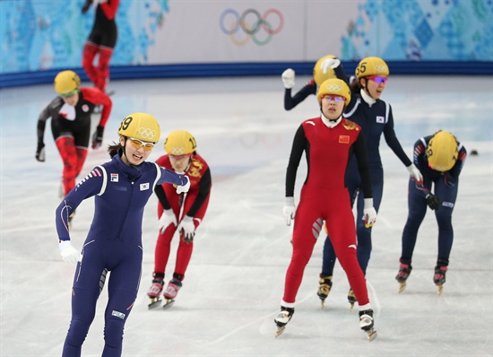  한국 쇼트트랙의 심석희가 18일 러시아 소치 아이스버그 스케이팅 팰리스에서 열린 2014 소치 동계올림픽 쇼트트랙 여자 3,000ｍ 결승에서 1위로 결승선을 통과하고 있다.