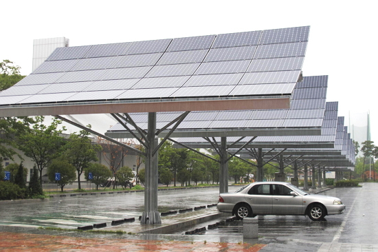 주차장도 태양광 패널을 설치하기에 좋은 장소다. 사진은 광주 서구 김대중 컨벤션 센터 주차장.