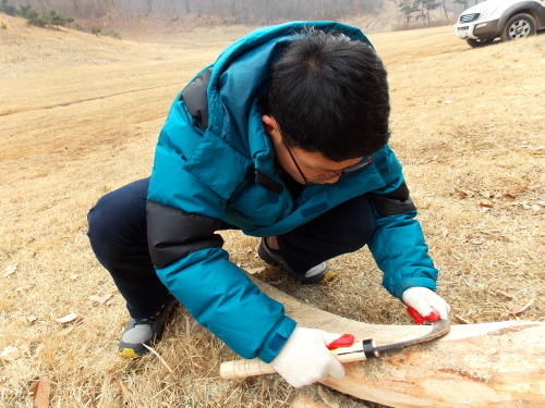 장승 역시 공주대학교 학생이 글씨가 새겨지는 부분을 다듬고 있다. 