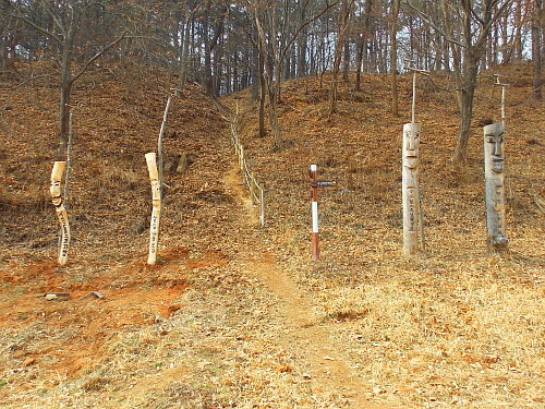 장승 왼쪽에 새로운 장승이 세워졌다. 우금티 고개가 더 든든해졌다. 

