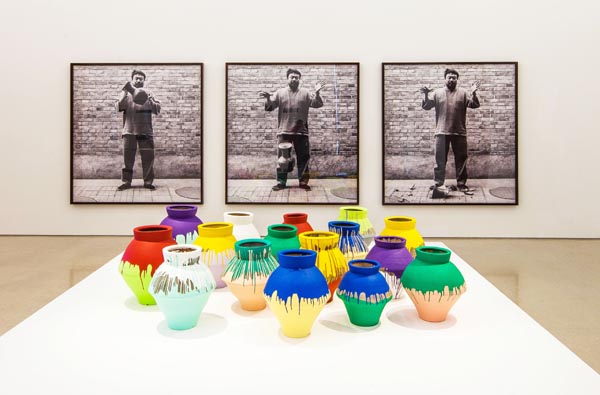 마이애미의 한 미술가가 페레즈미술관에서 열리는 아이 웨이웨이 회고전에 전시된 16개 도자 설치작 '컬러 베이스' 중 녹색/분홍색 도자(오른쪽 끝)를 부수어 체포됐다.