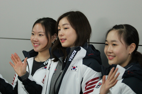  김연아과 김해진, 박소연이 소치올림픽 피겨 여자싱글 경기에 출전한다. 사진은 12일 인천공항 출국 기자회견에서 모습