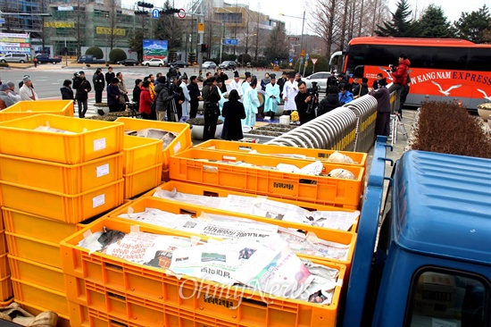  한국전쟁전후 진주민간인희생자유족회는 2004년 옛 마산시 진전면 여양리 산태골에서 발굴되었던 163구의 민간인 유해를 진주 명석명 용산리로 옮겨가는 '백골의 귀향' 행사를 벌이면서 19일 오후 경남도청 정문 앞에서 노제를 지냈다.