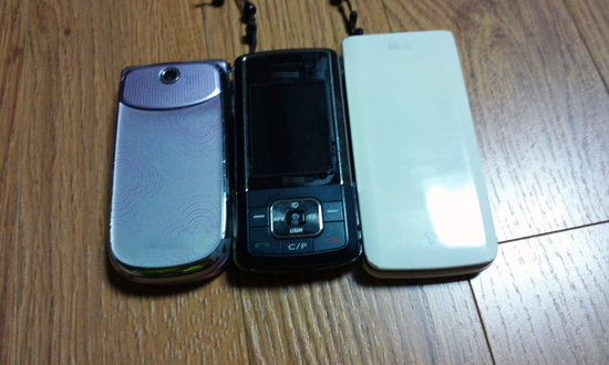 가장 오른쪽 휴대폰이 내가 최근까지 사용한 휴대폰. 왼쪽의 것들은 부모님께서 쓰신 2G폰