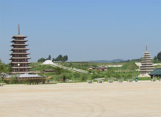 왼쪽 거북선 뒤로 보이는 것이 경주 황룡사 9층탑 재현물이다. 오른쪽으로는 고구려 시대의 탑이 보인다.