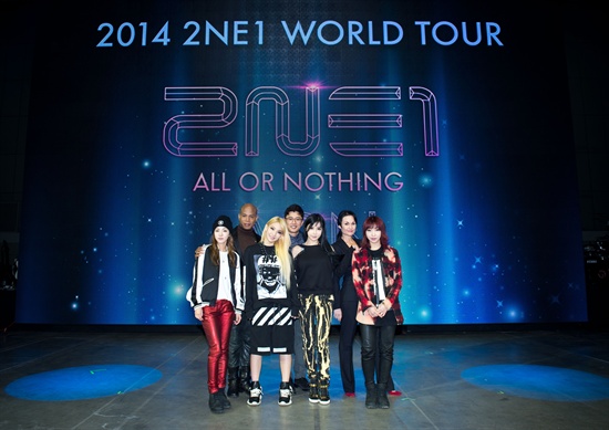  그룹 2NE1의 두 번째 월드 투어 <올 오어 낫띵> 기자 간담회 현장.