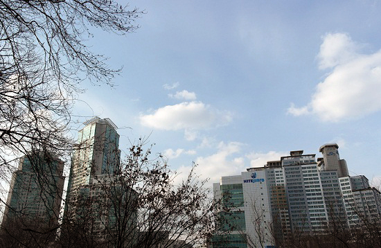 서울 서초구의 빌딩 사이로 맑은 하늘이 보이고 있다. 이번 주말에는 전국이 대체로 맑은 가운데 기온도 평년보다 높을 전망이다. 