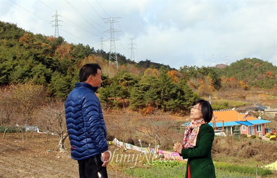 지난해 전남 여수 봉두마을을 찾아 '송전탑 건설 반대 기자회견'을 연 김제남 정의당 의원이 한 마을 주민과 대화를 나누고 있다. 