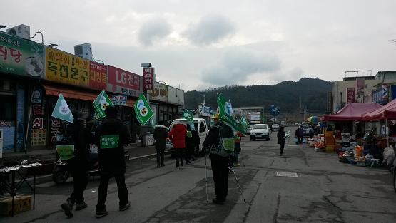 순례길에서 만나는 시민들을 대상으로 탈핵 대열 참여를 호소 길거리, 터미널, 시장 등에서 만나는 주민들을 대상으로 탈핵의 필요성을 설명하면서 동참을 호소하고 있다.