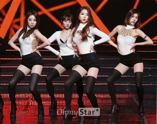 스텔라, '흑백의 섹시미' 스텔라가 20일 오후 서울 상암동 CJ E&M센터에서 열린 Mnet <엠카운트다운>에서 '마리오네트'를 열창하며 섹시한 댄스를 선보이고 있다.