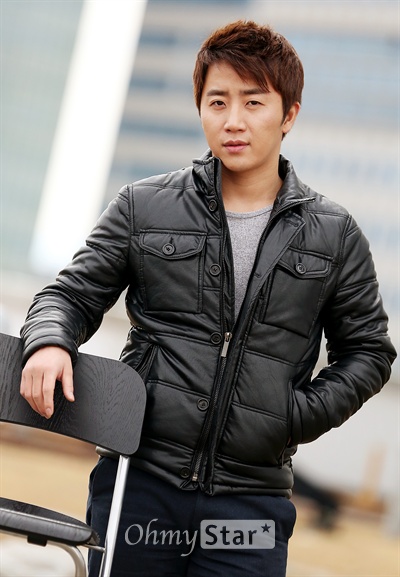  tvN <더 지니어스: 룰 브레이커>에 출연한 전 프로게이머 홍진호가 14일 오후 서울 상암동 오마이스타 사무실에서 인터뷰에 앞서 포즈를 취하고 있다.