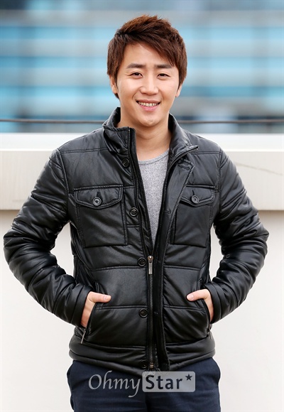  tvN <더 지니어스: 룰 브레이커>에 출연한 전 프로게이머 홍진호가 14일 오후 서울 상암동 오마이스타 사무실에서 인터뷰에 앞서 포즈를 취하고 있다.