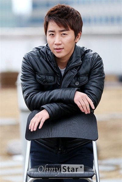    tvN <더 지니어스: 룰 브레이커>에 출연한 전 프로게이머 홍진호가 14일 오후 서울 상암동 오마이스타 사무실에서 인터뷰에 앞서 포즈를 취하고 있다.