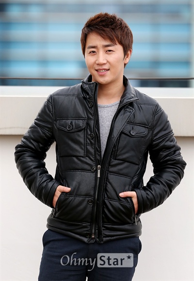   tvN <더 지니어스: 룰 브레이커>에 출연한 전 프로게이머 홍진호가 14일 오후 서울 상암동 오마이스타 사무실에서 인터뷰에 앞서 포즈를 취하고 있다.