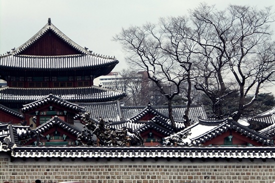  종로구 계동 언덕길 위에서 자연스럽게 보이는 북촌 1경 창덕궁 전경.