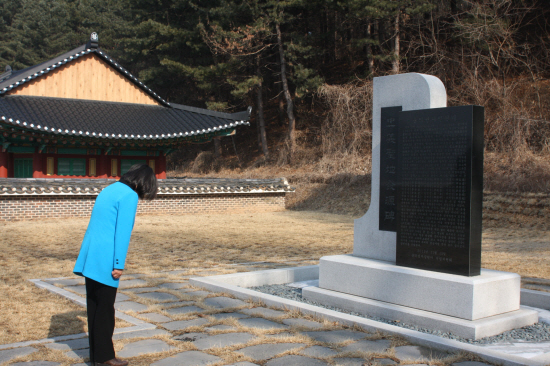 김혜혜 춘천시장 예비후보가 춘천시 남면 의명마을에 찾아가 충의성지발원비에 묵념을 하고 있다.