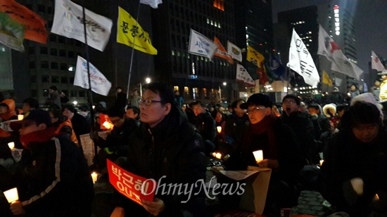 22일 오후 국정원 시국회의 주최로 '2.25 국민총파업성사 특검촉구 민주주의 수호' 촛불집회가 열렸다.
