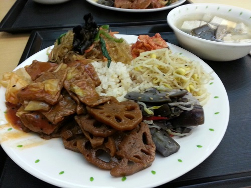 불고기, 갈비탕, 설렁탕, 삼계탕 등의 단품류를 제외하면 한국의 전통 밥상은 대부분 채식으로 이뤄져 있다. 한국의 가정식을 동물성 재료만 제외하고 요리하면 채식이 된다.