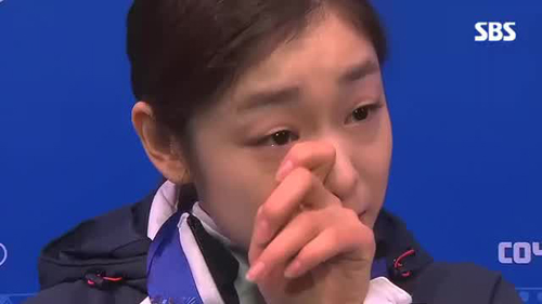  프리 경기 직후 SBS 인터뷰 중 눈물을 훔친 김연아 선수. 
