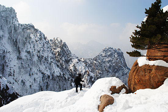 권금성에서 바라다 본 설악산(2011년 2월).