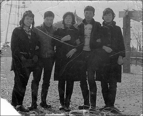1960년대 후반, 평화시장 동료들과 함께한 전태일(왼쪽에서 두 번째가 전태일). 