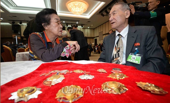 2014 설 계기 남북 이산가족상봉 행사 첫날째인 23일 북한 고성 금강산면회소에서 열린 단체상봉행사에서 남측의 동생 이선우(왼쪼) 씨가 북측의 오빠 리형우(오른쪽)씨를 만나 이야기를 나누고 있다. 