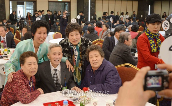 2014 설 계기 2차 이산가족상봉이 열린 23일 북한 금강산 면회소에서 동생 박종분, 박종옥, 박종순(남측) 할머니가 오빠 박종성(북측, 87, 가운데) 할아버지와 기념 사진을 찍고 있다.