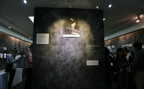 해군사령부참호 전시실 정면에는 오키나와 전쟁의 참상을 알린 오타 소장의 전보문과 사진을 크게 세워두었다. 