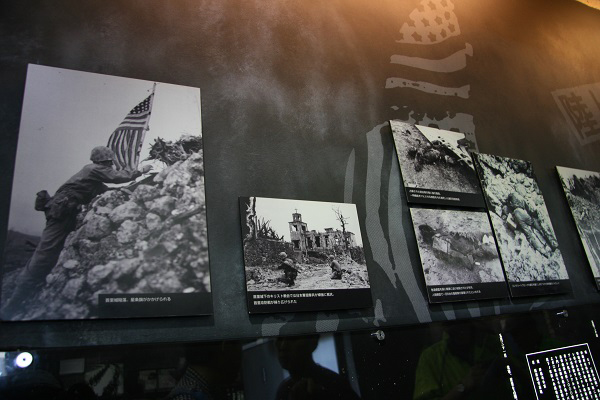 오키나와 전쟁 당시의 사진 자료. 오키나와 전쟁으로 일본군 10만, 민간인 12만, 미군 4만 명이 희생되었다. 당시 사진은 대부분 미군이 촬영한 것이다.