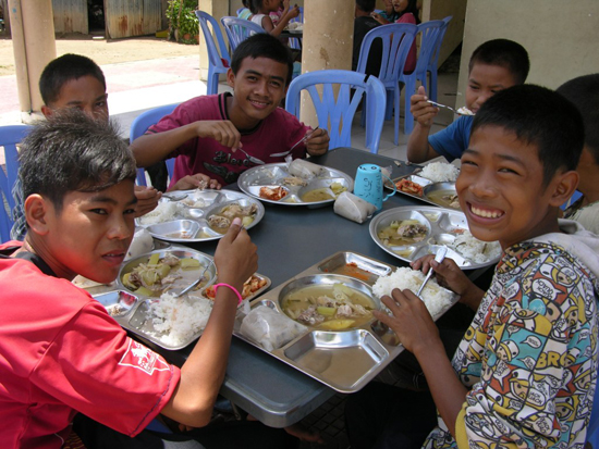 프놈펜 소재 한 고아원 원생들이 자원봉사자들이 제공한 음식으로 점심식사를 하고 있는 모습. 