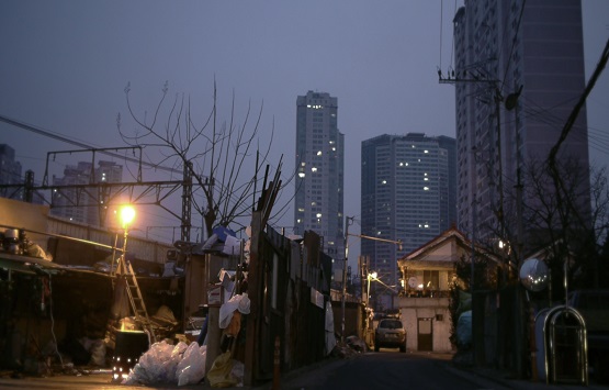 어르신들은 대부분 주상복합단지 뒤쪽에 위치한 구 용산과 삼각지 일대에 거주하고 있다. 