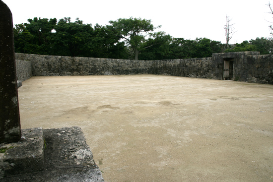 넓직한 가운데 마당이 두터운 석벽으로 둘러싸여 있다.