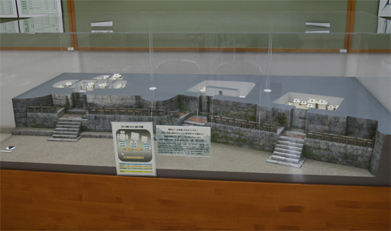 동실, 중실, 서실의 묘실은 오키나와의 독특한 장례습관을 보여준다.
