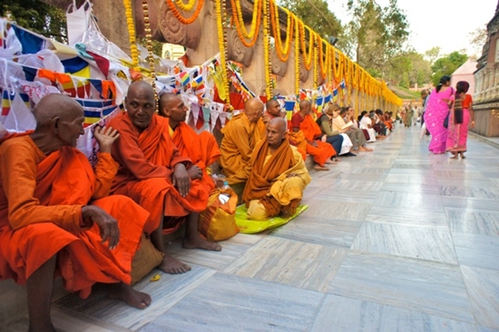 보드가야 마하보디 사원 안의 승려들. 보드가야는 전 세계 불교 신자들 사이에서 가장 성스러운 장소로 여겨지는 곳이다. 6년간 고행을 수행하던 싯다르타가 깨달음을 얻은 곳이 이곳 보드가야의 보리수나무 아래이다. 
